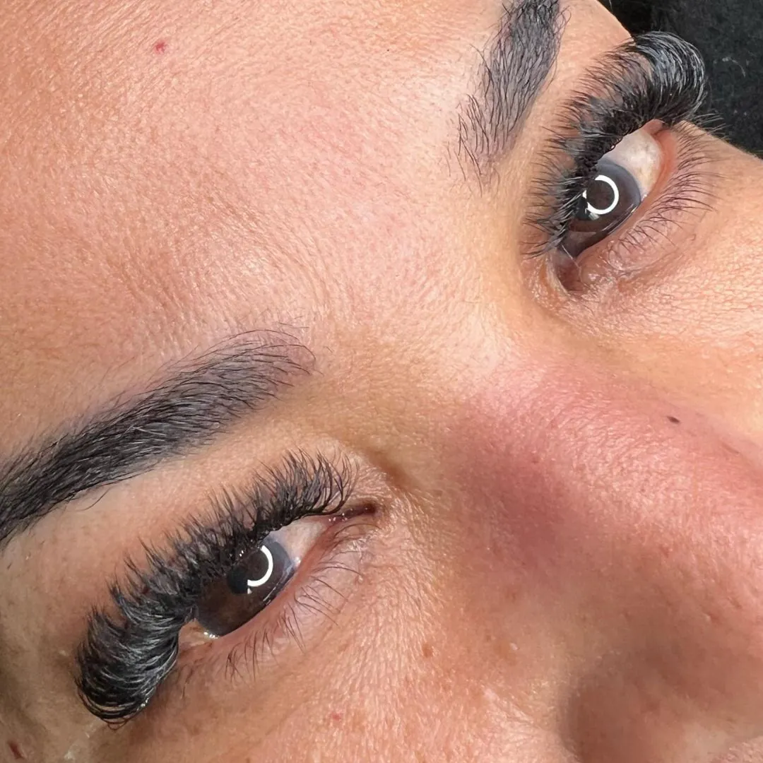 Trabajo de pestañas y cejas en Nava Eyelashes, Lake Nona, Orlando