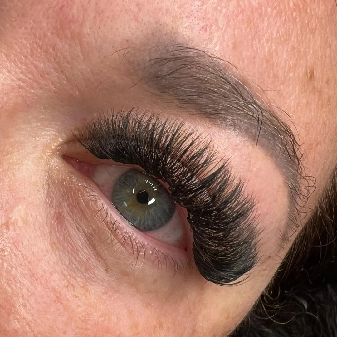 Trabajo de pestañas y cejas en Nava Eyelashes, Lake Nona, Orlando