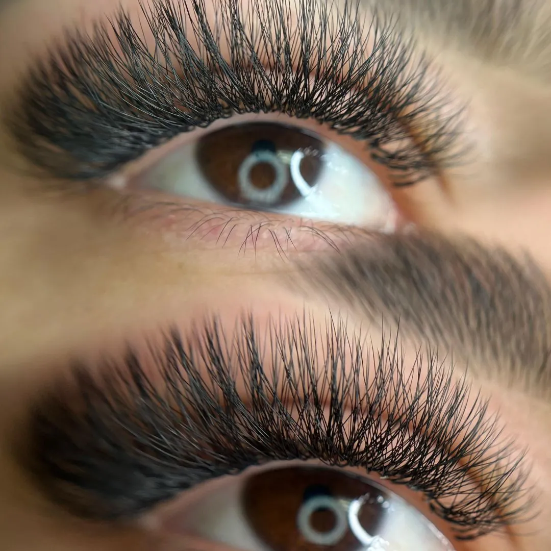 Trabajo de pestañas y cejas en Nava Eyelashes, Lake Nona, Orlando